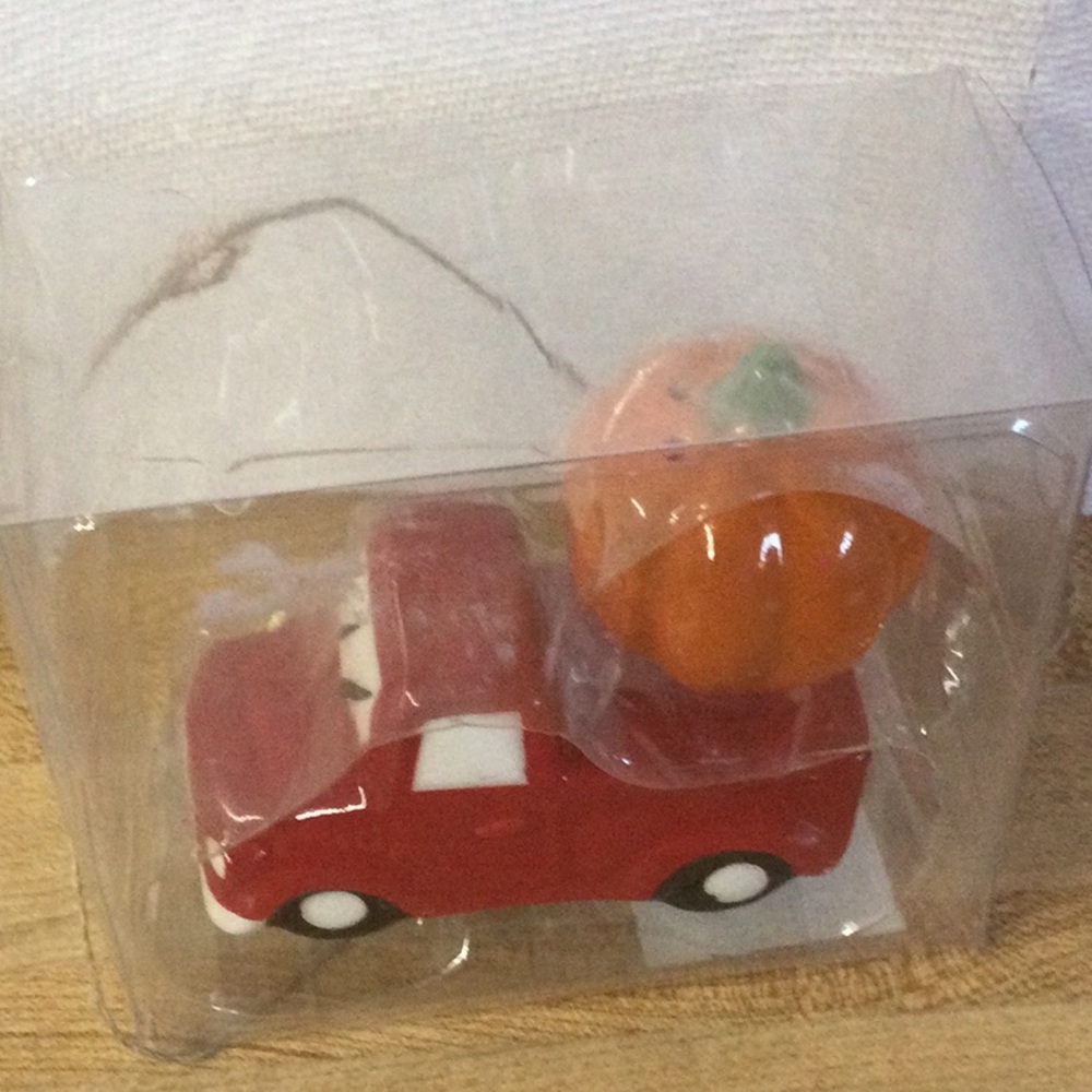 New Salt And Pepper Shaker set